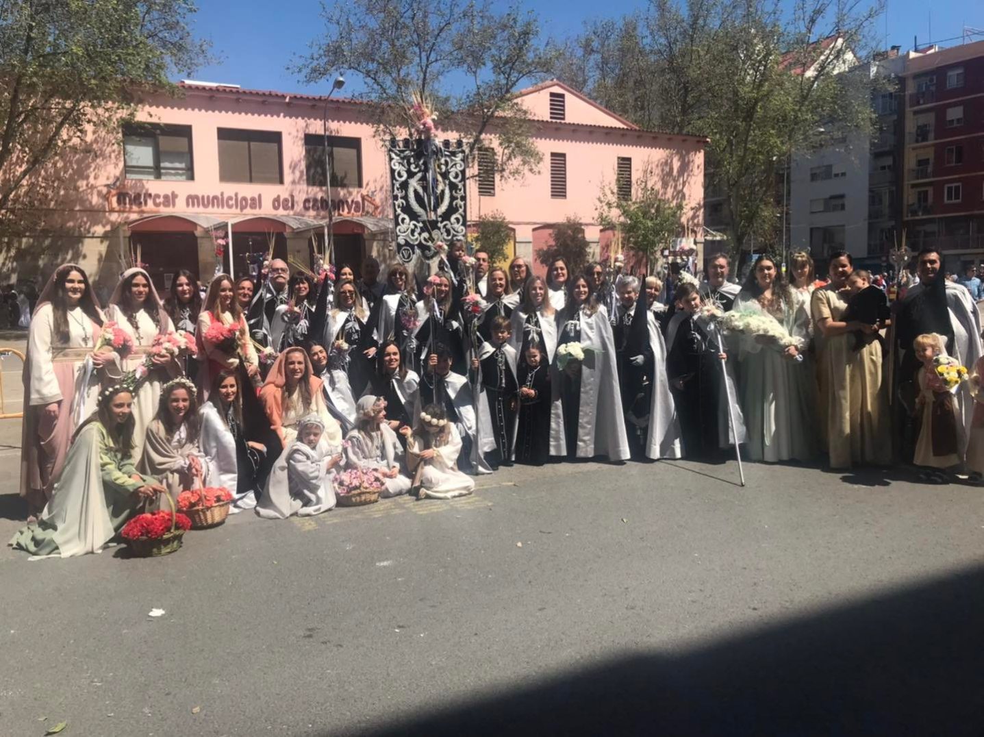 Grupo con el estandarte 2022